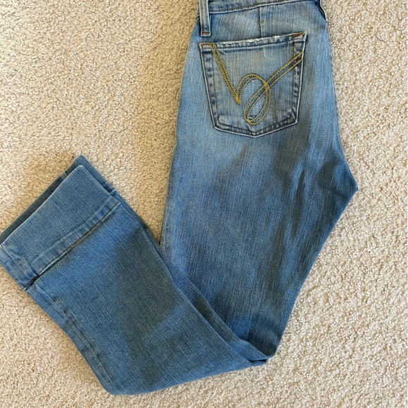 BEBE Women Mid RISE STRAIGHT LEG DISTRESSED CROP DENIM JEANS CAPRI 28 Light Wash - Picture 1 of 10